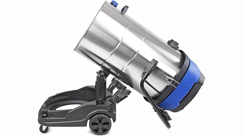 Full-unit mobility of 80L wet and dry vacuum cleaner with robust wheels for field use